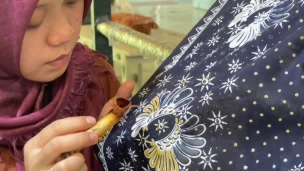 Java Индонезия 06182022 Woman Creates Ikat Fabric — стоковое видео