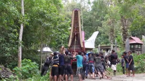 Lemo Toraja Indonésie 07042022 Bola Bola Funeral Cercueil Carrier Glisse — Video