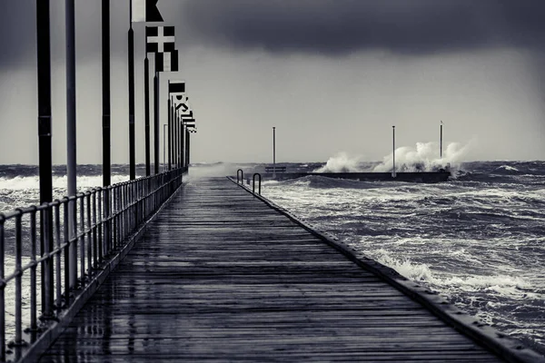 Moody Frankston Pier Windy Storm Batters Crashing Waves — Stock Photo, Image