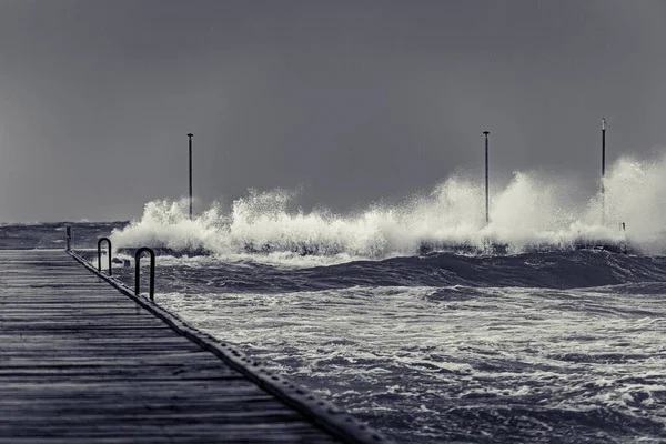 Ondas Tragando Extremo Del Muelle Frankston Sombrío Día Tormentoso Blanco —  Fotos de Stock