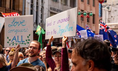 Melbourne, Victoria Avustralya - 20 Kasım 2021: İnsanlar Bourke Caddesi 'nde Özgürlük Yürüyüşü 