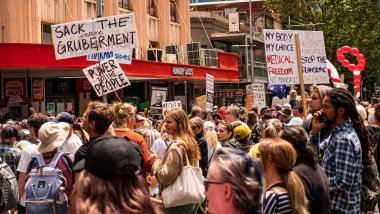 Melbourne, Victoria Avustralya - 20 Kasım 2021: Barışçıl Protestocular, Bourke Caddesi 'ndeki Özgürlük Yürüyüşü ve Bill Peaceful Protesto Yürüyüşünü Öldür