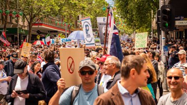 Melbourne, Victoria Avustralya - 20 Kasım 2021: Binlerce insan Bourke Caddesi Özgürlük Yürüyüşü 