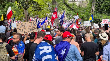 Melbourne, Victoria Avustralya - 20 Kasım 2021: Flagstaff Gardens Park 'ta binlerce barışçıl protestocu özgürlük için savaşıyor ve çocuklarımızı kurtarmak için bir tabela tutan Bill' i öldürmek için toplandı