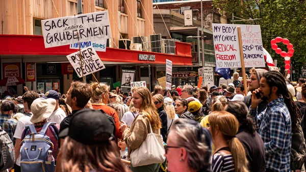 Melbourne Victoria Australia Noviembre 2021 Manifestantes Pacíficos Marchan Con Pancartas Imagen de archivo