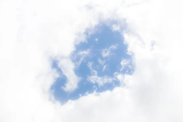 Blauer Himmel Durch Das Auge Glühender Weißer Flauschiger Wolken — Stockfoto