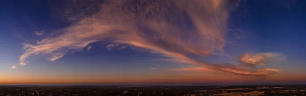 Nubes Rosadas Esponjosas Atardecer Contra Cielo Azul Profundo Panorámico Aéreo —  Fotos de Stock