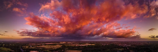 Огненные Грозовые Облака Оранжево Розовый Красный Закате Удаленным Штормом Дождя — стоковое фото