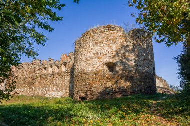 Eski bir kalenin kulesi ve duvarı. Mykulyntsi, Ternopil bölgesindeki kalenin kalıntıları, Ukrayna