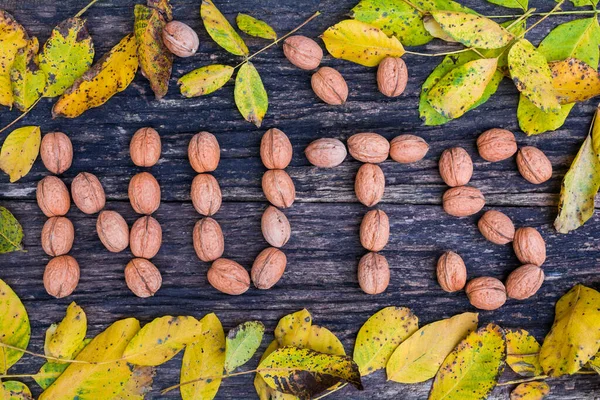 Nueces Inscripción Nuts Está Compuesta Nueces Sobre Fondo Madera — Foto de Stock