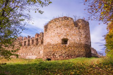 Eski bir kalenin kulesi ve duvarı. Mykulyntsi, Ternopil bölgesindeki kalenin kalıntıları, Ukrayna
