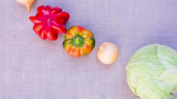 Verduras Frescas Maduras Aparecen Desaparecen Deslizándose Sobre Paño Lino Detener — Vídeo de stock