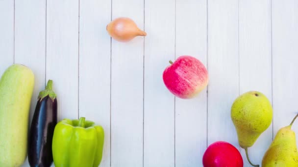 Verse Groenten Fruit Bewegen Een Witte Houten Tafel Stop Bewegingsanimatie — Stockvideo