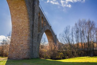 Eski taş kemerli köprü viyadük. S. Ostriv, Ternopil bölgesi, Ukrayna
