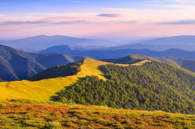 Dağın tepesinden uzak dağlara ve vadilere bakın. Yaz dağı manzarası