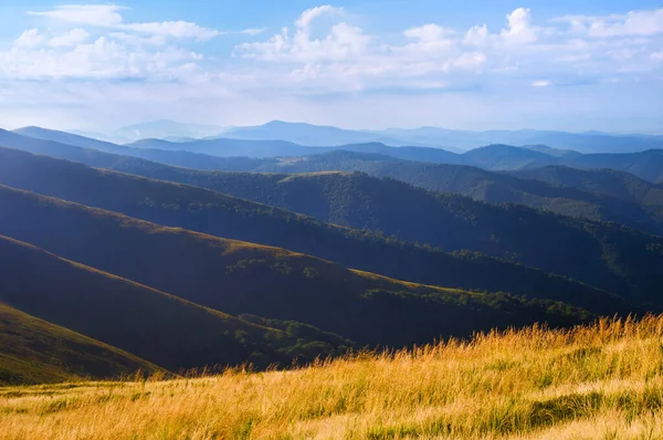 Γραφική Θέα Στις Πλαγιές Των Βουνών Καλοκαίρι Ορεινό Τοπίο — Φωτογραφία Αρχείου