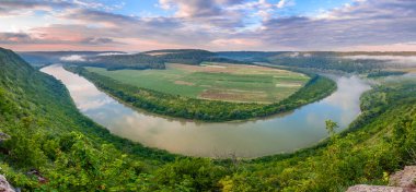 Dinyester Nehri 'nde bir sabah. Kanyonun yüksekliğinden resimli panoramik manzara. Dniester Kanyonu Ulusal Doğa Parkı, Ukrayna