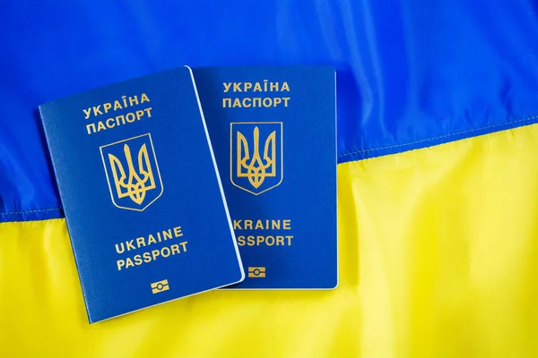 Pässe Der Ukraine Auf Dem Hintergrund Der Ukrainischen Flagge — Stockfoto