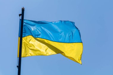 Mavi bulutsuz gökyüzü arka planında Ukrayna 'nın sarı ve mavi bayrağı