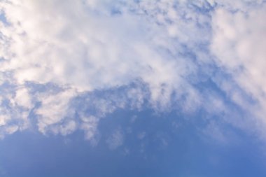 Beyaz bulutlu güzel mavi gökyüzü arkaplanı