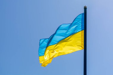 Mavi bulutsuz gökyüzü arka planında Ukrayna 'nın sarı ve mavi bayrağı