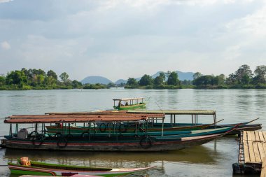 Laos Asya 'nın güneyindeki Mekong Nehri' nde tekneler.