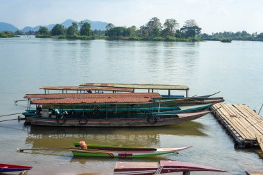 Laos Asya 'nın güneyindeki Mekong Nehri' nde tekneler.