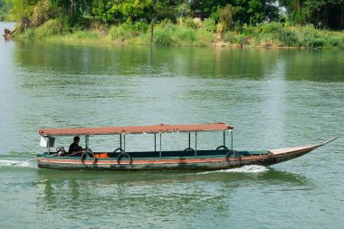 Laos Asya 'nın güneyindeki Mekong Nehri' nde tekneler.