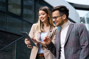 Başarılı genç iş adamları, tasarımcılar dışarıda birlikte çalışmaktan zevk alıyorlar. İş adamları teknoloji kavramı