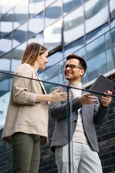 Başarılı genç iş adamları, tasarımcılar dışarıda birlikte çalışmaktan zevk alıyorlar. İş adamları teknoloji kavramı