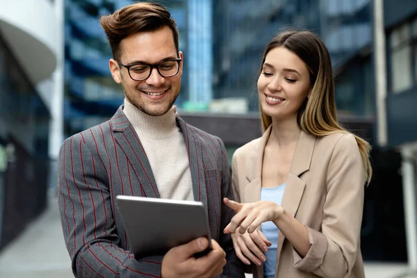 Gruppo Giovani Designer Successo Uomini Affari Lavoro Città — Foto Stock