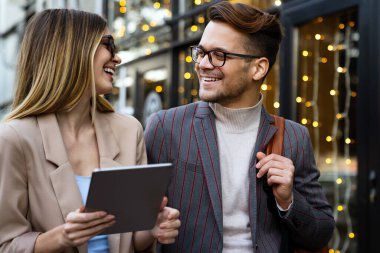 İş adamları takım çalışmasını tartışıyor beraberlik mutluluğu açık hava konsepti