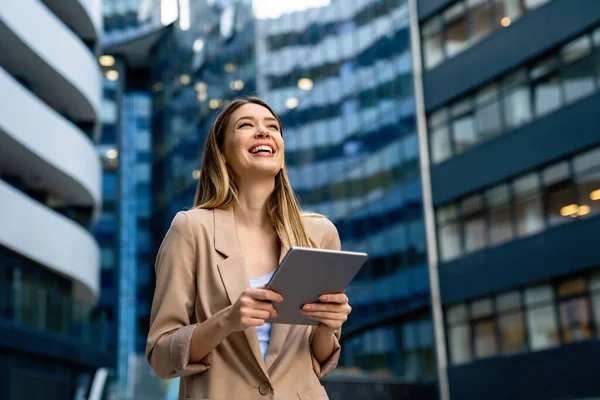 Portrait Successful Young Business Woman Using Digital Tablet Front Modern — Stock Photo, Image