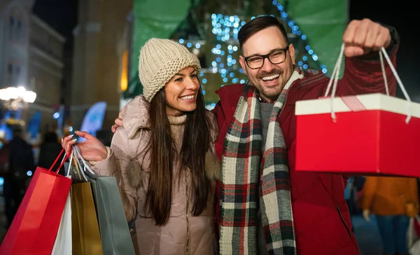 Belo Jovem Casal Carregando Sacos Desfrutando Juntos Compras Natal Venda — Fotografia de Stock