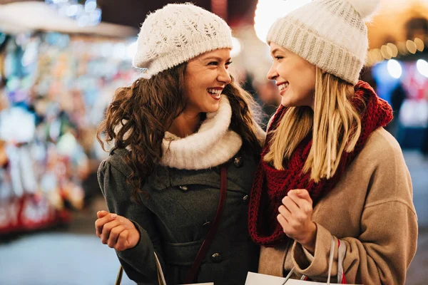 Концепція Продажу Покупки Туризм Щасливі Люди Дві Красиві Жінки Сумками — стокове фото