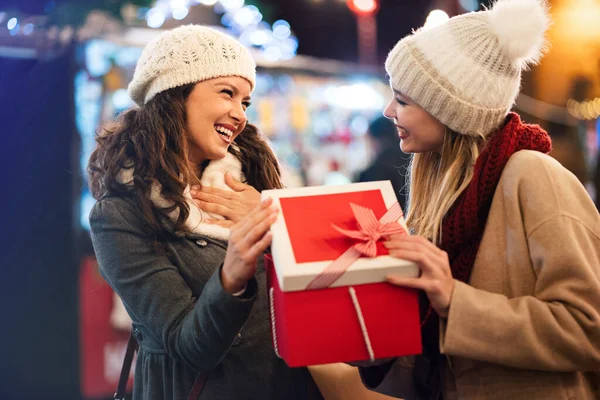 Щасливі Жінки Друзі Обмінюються Подарунками Різдво Шопінг Концепція Продажу Різдвяного — стокове фото