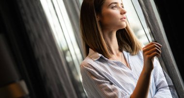 İnsanlar ve umut kavramı. Güzel genç bir kadının yakın portresi.