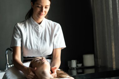 Rahatlatıcı kadın masaj terapisi görüyor.