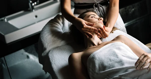 Ontspannende Vrouw Met Massage Therapie Spa Salon — Stockfoto