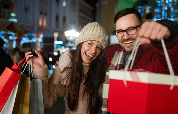 Щасливі Люди Які Роблять Різдвяні Покупки Стоять Декорованій Вулиці Sale — стокове фото