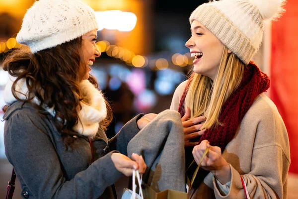 Jovens Amigas Felizes Divertindo Fazendo Compras Natal Venda Xmas Conceito — Fotografia de Stock