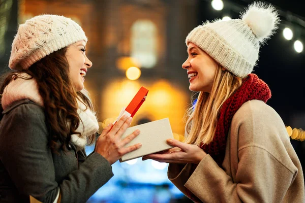 Щасливі Молоді Жінки Друзі Обмінюються Подарунками Різдво Щастя Люди Подруга — стокове фото