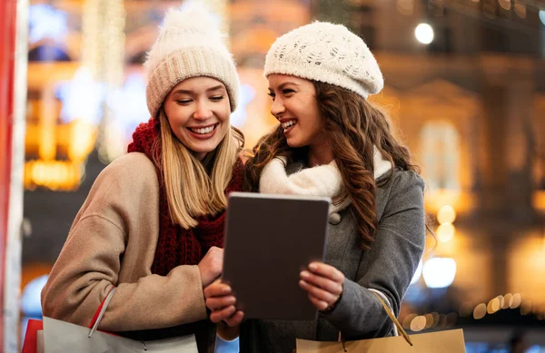 Щасливі Друзі Жінки Використовують Цифровий Планшет Онлайн Покупки Різдво Місті — стокове фото
