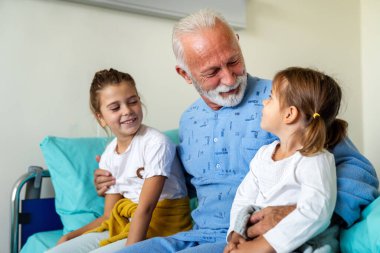 Büyük dedesi olan mutlu çocuklar birlikte eğleniyor ve gülüyor. Aile, destek, eğlence konsepti