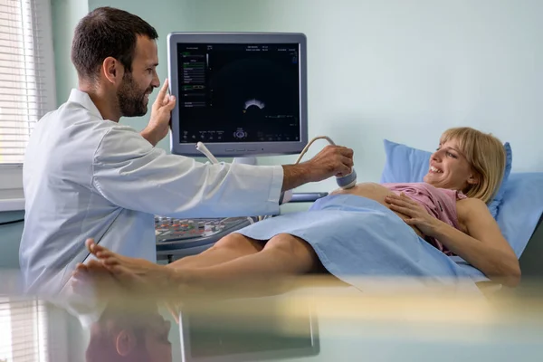 Grávida Jovem Ginecologista Ter Seu Bebê Examinado Com Dispositivo Ultra — Fotografia de Stock