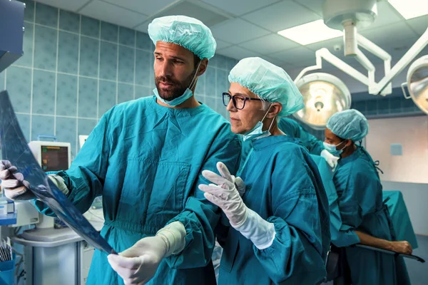 Trabajadores Sanitarios Cirujanos Pandemia Del Coronavirus Covid19 —  Fotos de Stock