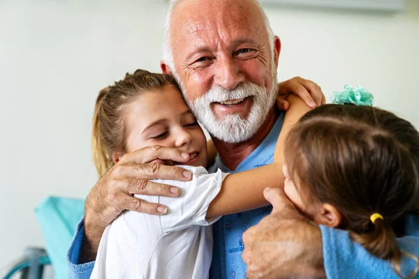 Счастливые Внуки Навещающие Старшего Пациента Мужчину Больничной Койке Здравоохранение Поддержка — стоковое фото