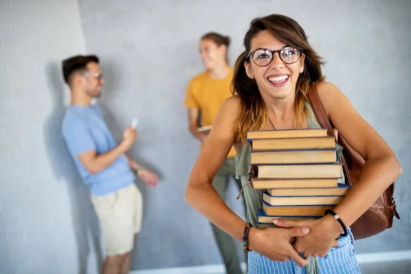 Genießen Sie Das Universitätsleben Schöne Glückliche Frau Hält Bücher Der — Stockfoto