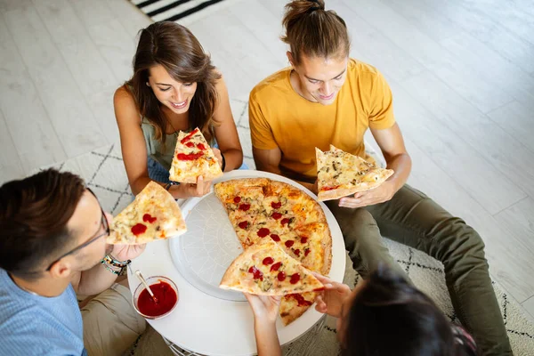 Groep Van Gelukkige Vrienden Die Thuis Feesten Pizza Eten Plezier — Stockfoto