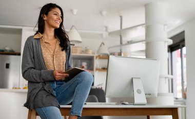 Bilgisayarda çalışan güzel bir genç kadın. Teknoloji, insanlar, iş kavramı